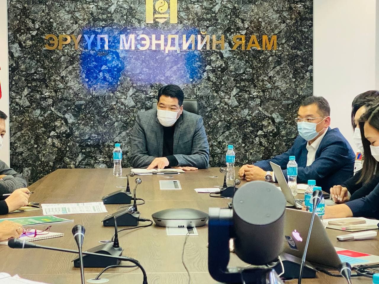 ЭРҮҮЛ МЭНДИЙН САЙД С.ЭНХБОЛД ДОТООДЫН ЭМ ҮЙЛДВЭРЛЭГЧДИЙН ТӨЛӨӨЛЛИЙГ ХҮЛЭЭН АВЧ УУЛЗАВ