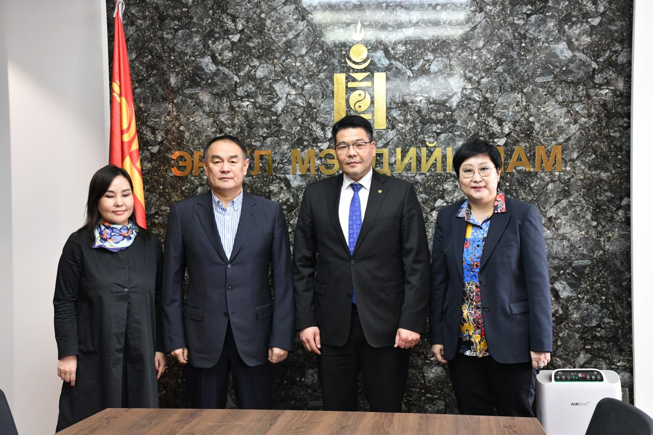 ШВЕЙЦАРЫН ХОЛБООНЫ УЛС, БҮГД НАЙРАМДАХ СОЛОНГОС УЛС БОЛОН КУВЕЙТ УЛСАД СУУХААР ТОМИЛОГДСОН ЭЛЧИН САЙД НАРЫГ ХҮЛЭЭН АВЧ УУЛЗАВ