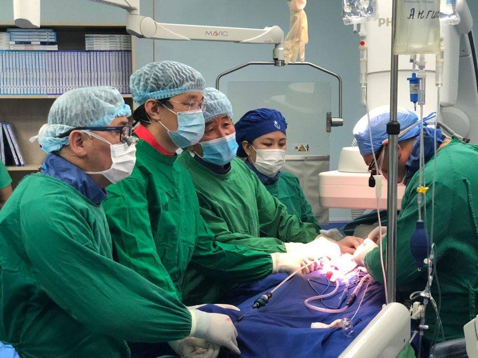 МОНГОЛ УЛСАД АНХ УДАА БИЕ ДААЖ ХЭВЛИЙН ГОЛ СУДАСНЫ ЦҮЛХЭНД СТЕНТ ГРАФТ СУУЛГАЦ ТАВИХ МЭС ЗАСЛЫГ АМЖИЛТТАЙ ХИЙЛЭЭ