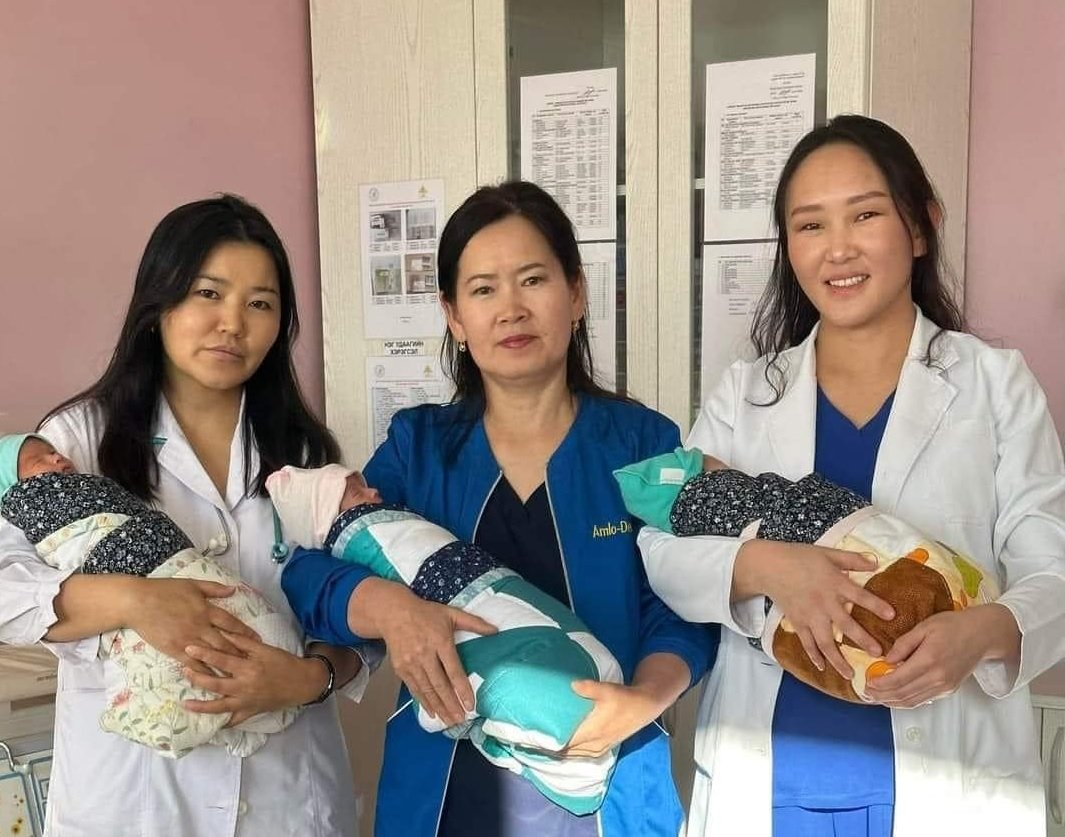 Налайх дүүргийн Эрүүл мэндийн төвийн Төрөх, эмэгтэйчүүдийн тасагт  гурван ихэр охин мэндэлжээ 