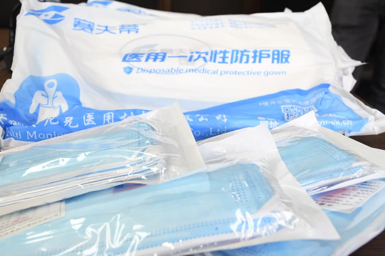 Аж ахуй нэгжүүд Коронавируст халдварын үед хэрэглэх хамгаалалтын хувцас, амны хаалт зэргийг хандивлалаа