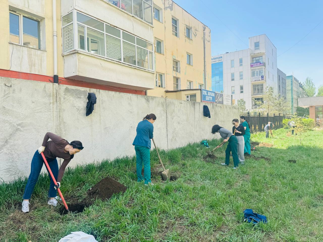 УГТЭ: ЭМЧ, АЖИЛТНУУД ЭМНЭЛГИЙН ГАДНА ТАЛБАЙД МОД ТАРИЛАА