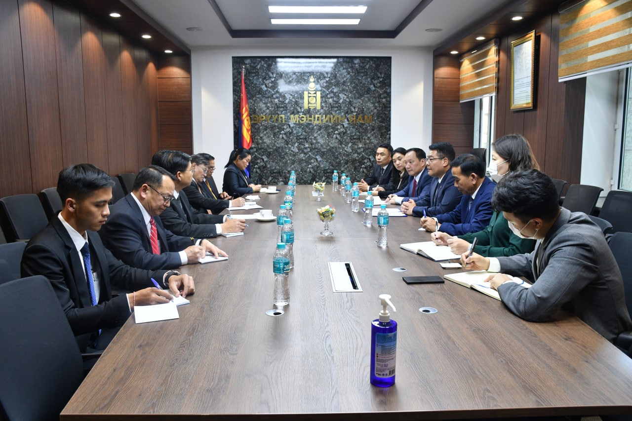 БҮГД НАЙРАМДАХ АРДЧИЛСАН ЛАОС АРД УЛСЫН  ТӨЛӨӨЛӨГЧДИЙГ ХҮЛЭЭН АВЧ УУЛЗАВ