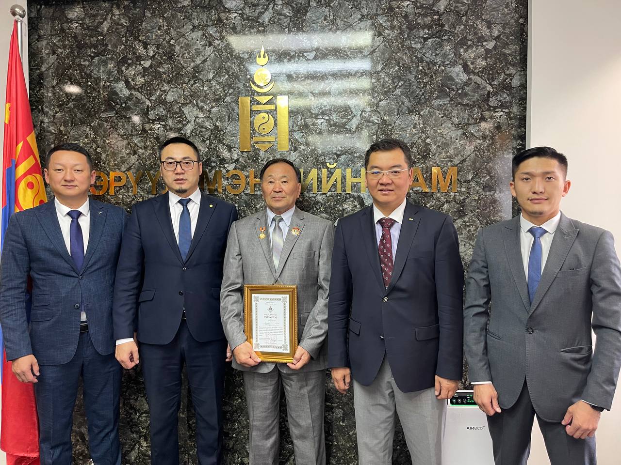 Сүхбаатарын одон хүртсэн Ө.Хашхүүд хүндэтгэл үзүүллээ