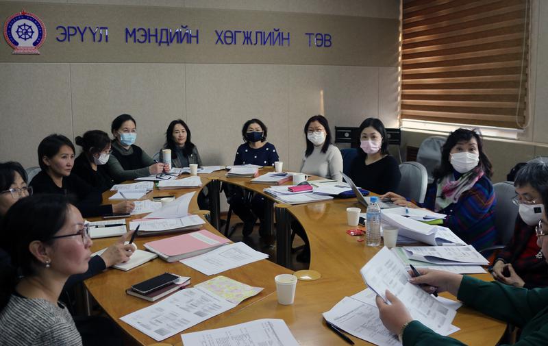 Эх баригчийн төгсөлтийн дараах сургалтын удирдамж боловсруулах ажлын хэсгийн уулзалт, хэлэлцүүлэг болж байна