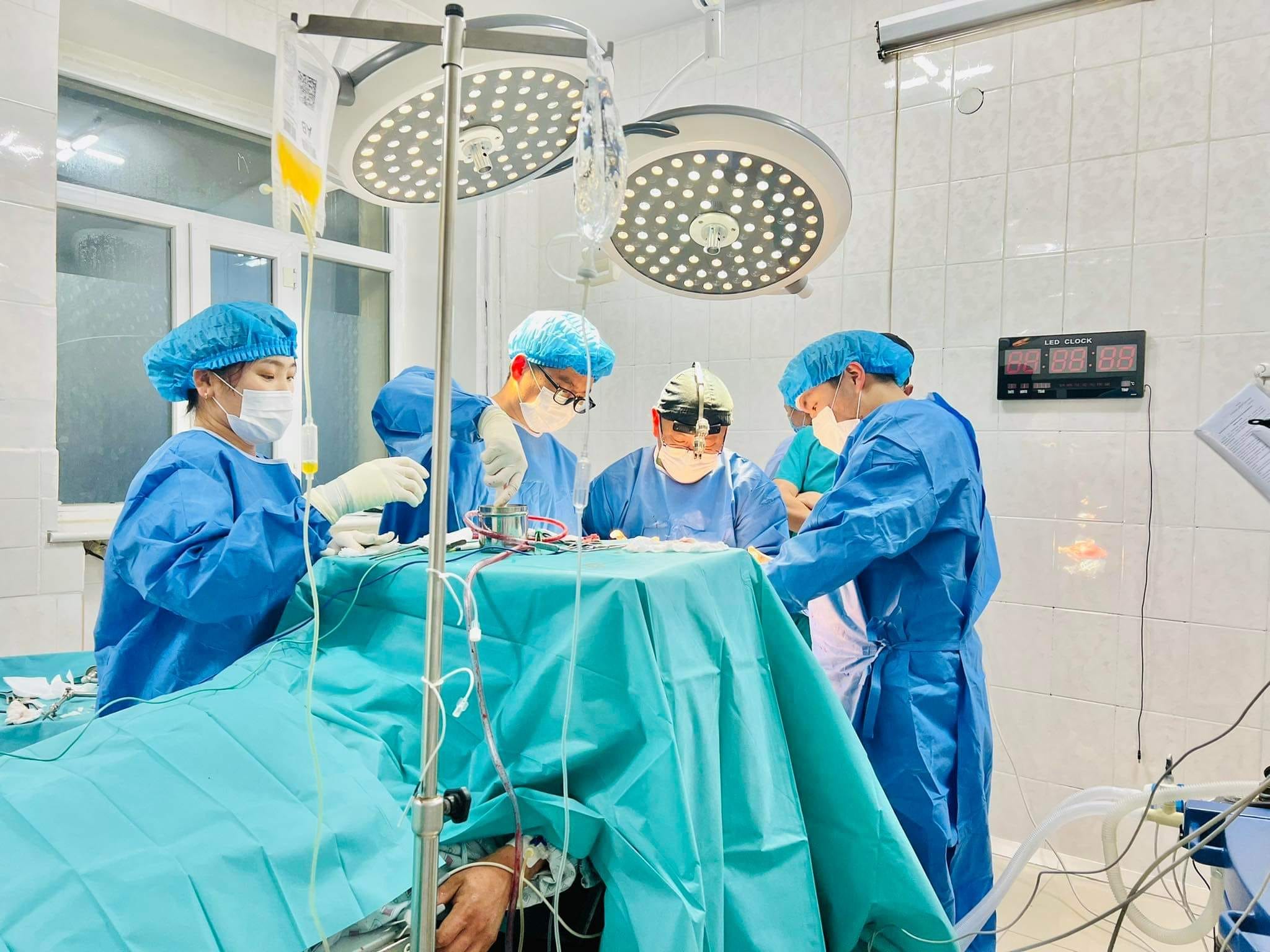 ​​​​​​​Налайх дүүргийн ЭМТ-ийн мэс заслын эмч нар ГССҮТ-ийн багтай хамтран дүүрэгтээ анх удаа тархины мэс заслыг амжилттай хийжээ 