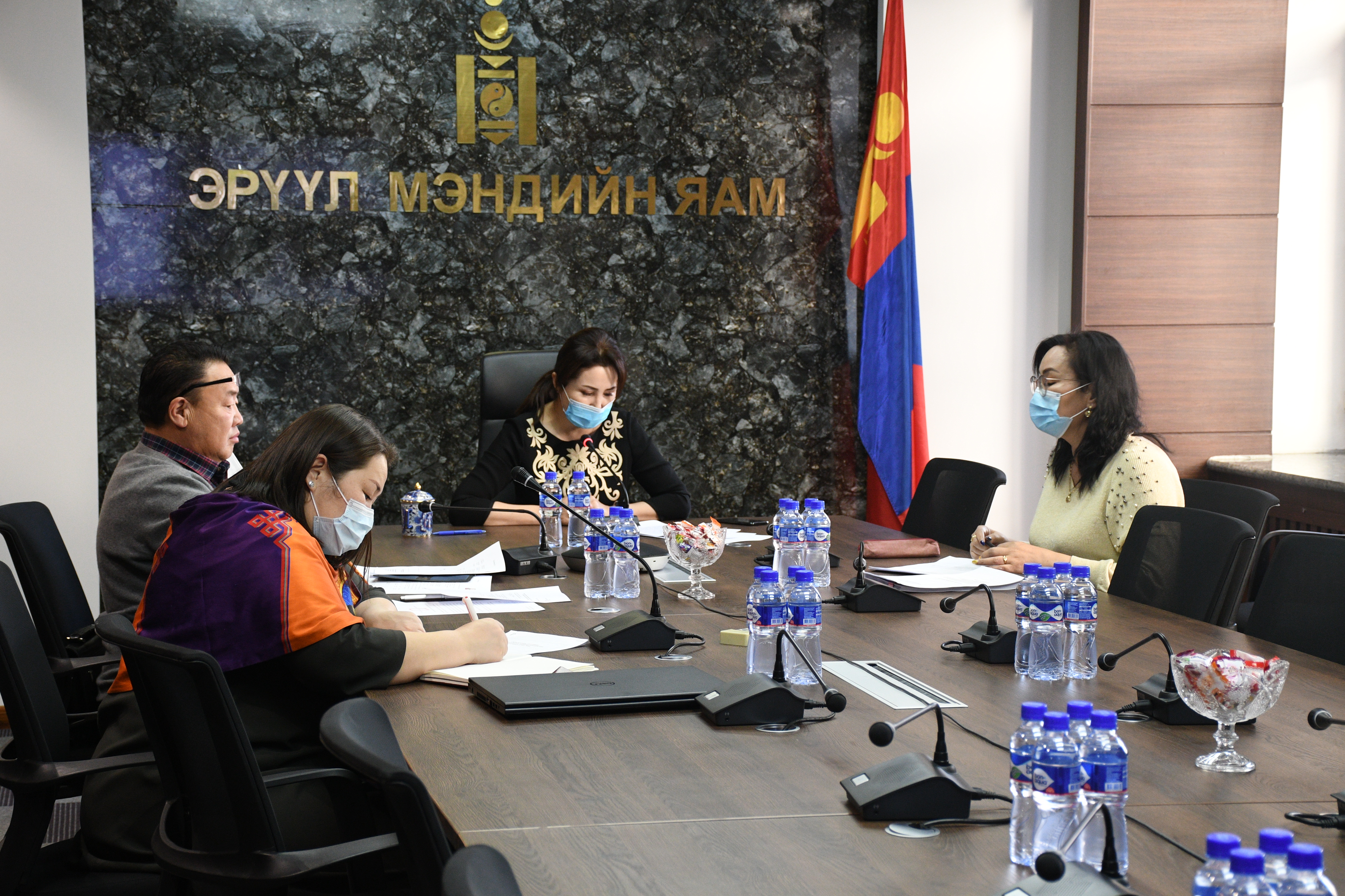 СҮРЬЕЭГИЙН ТУСЛАМЖ ҮЙЛЧИЛГЭЭГ САЙЖРУУЛАХ ЗАРИМ АРГА ХЭМЖЭЭНИЙ ТУХАЙ  ЗААВРЫГ ШИНЭЧЛЭН БОЛОВСРУУЛАХ АЖЛЫН ХЭСГИЙН ХУРАЛ БОЛЛОО