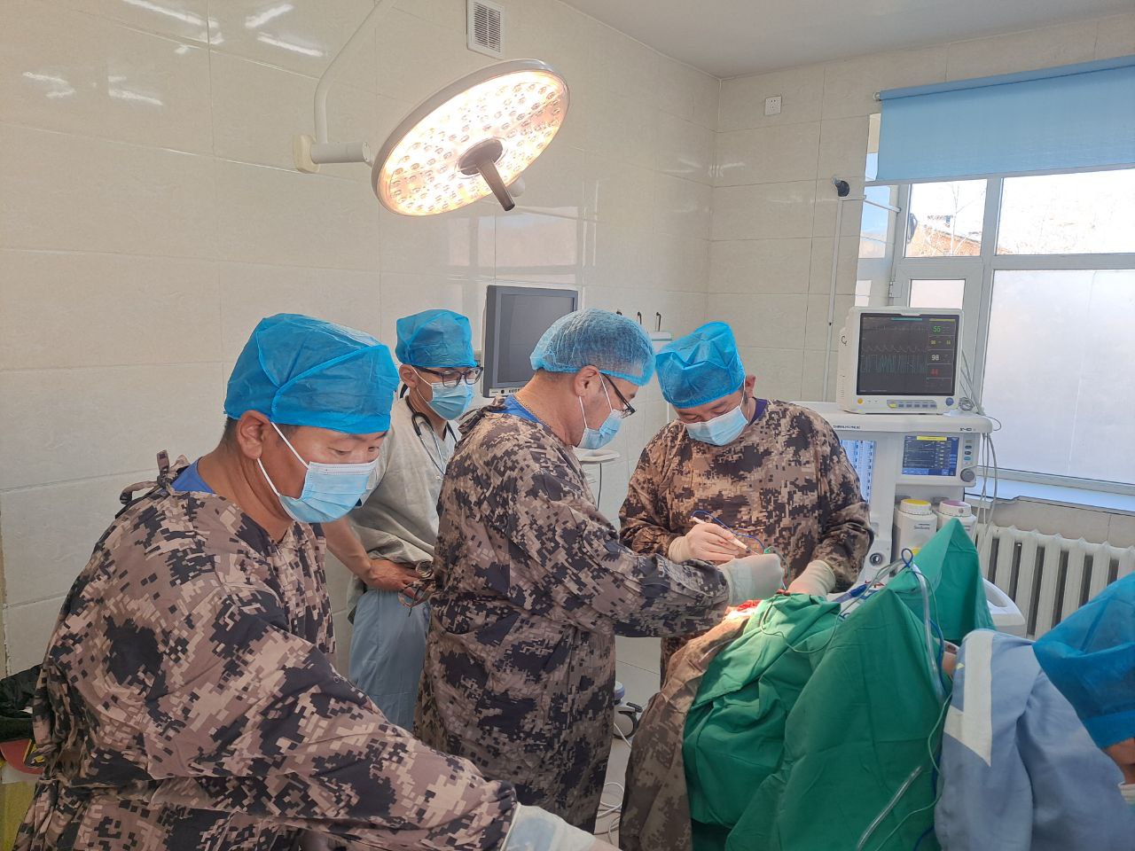 УГТЭ-ийн мэргэжлийн баг Баян-Өлгий, Завхан аймагт ажиллах үеэрээ  гавлын яс нөхөн сэргээх мэс заслыг хийжээ 