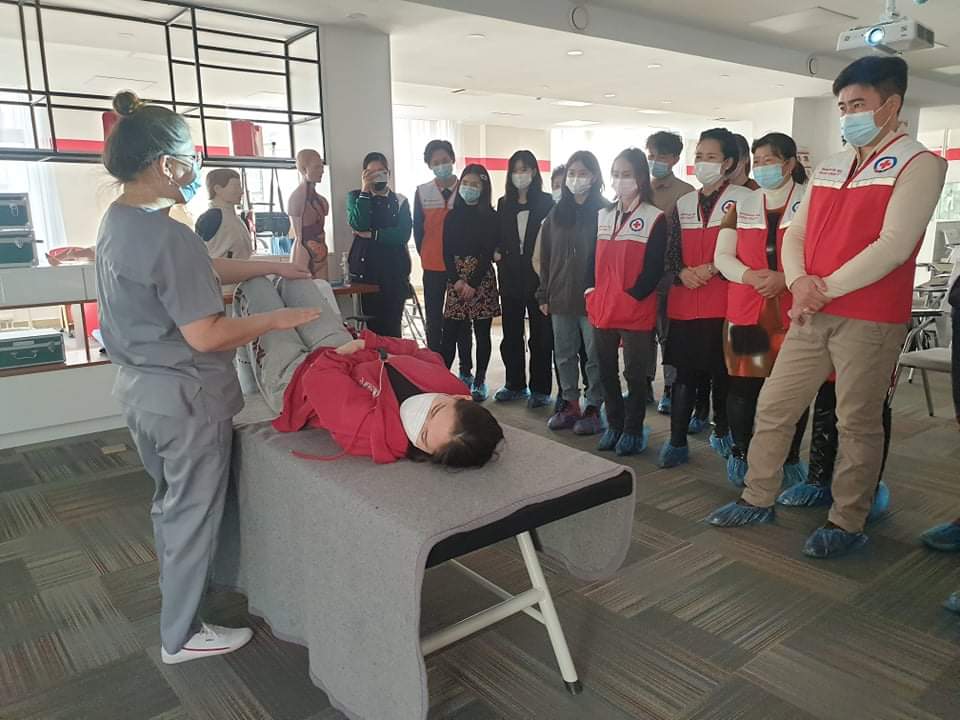 Эмзэг бүлгийн настанд хамтран тусламж үйлчилгээ үзүүлж байна