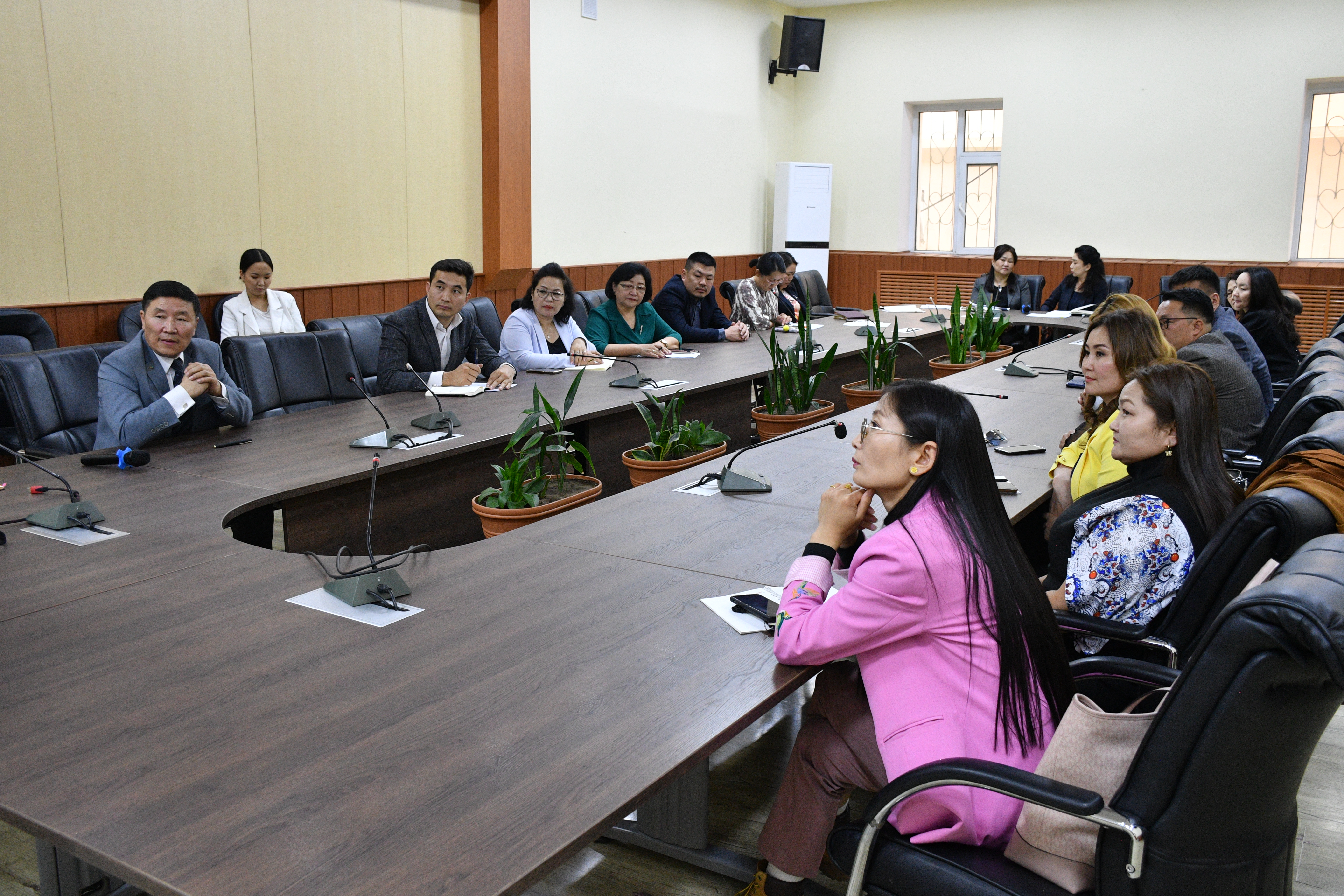 ӨМНӨГОВЬ АЙМГИЙН ЭРҮҮЛ МЭНДИЙН БАЙГУУЛЛАГЫН УДИРДЛАГУУДТАЙ УУЛЗАЛТ ХИЙЛЭЭ