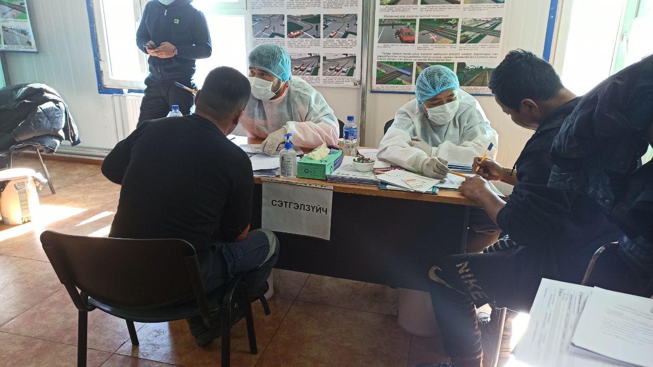 Гашуунсухайт хилийн боомт чиглэлийн авто замаар нүүрс тээвэрлэж буй жолооч нарт эрүүл мэндийн үзлэг зохион байгуулж байгуулж байна