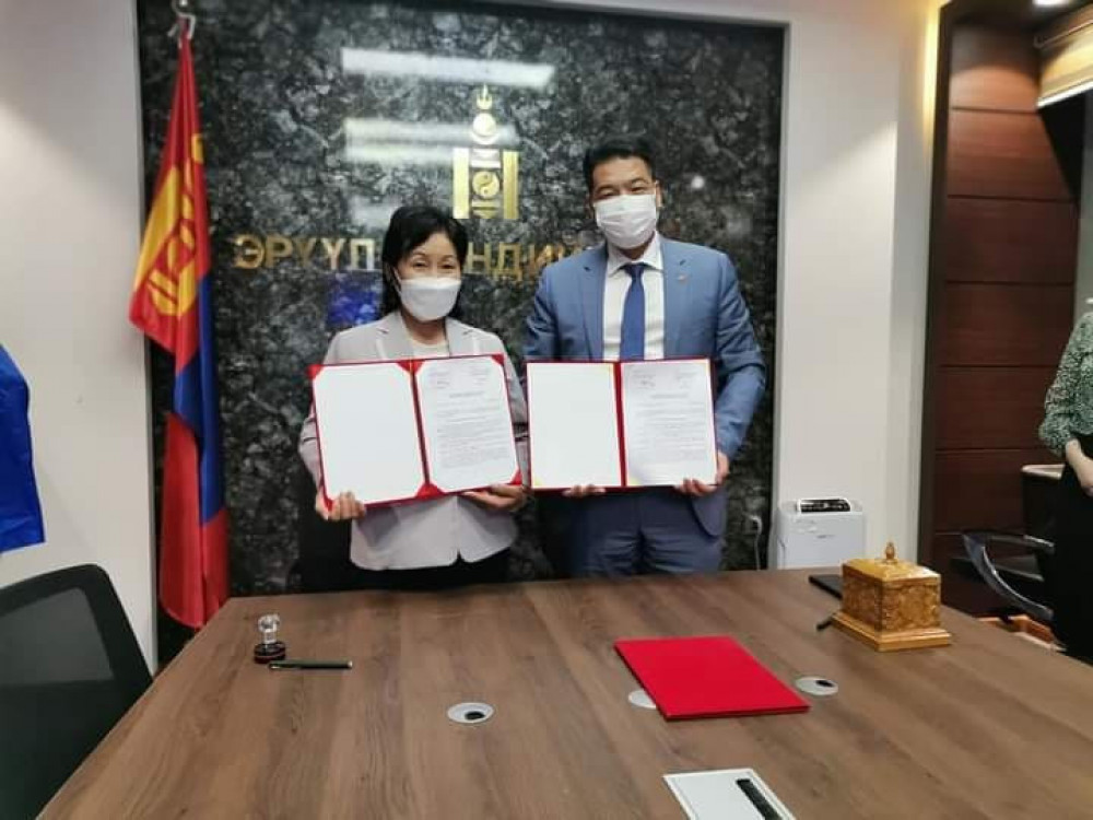 ХОЁР ТАЛТ ХЭЛЭЛЦЭЭРТ ГАРЫН ҮСЭГ ЗУРЛАА